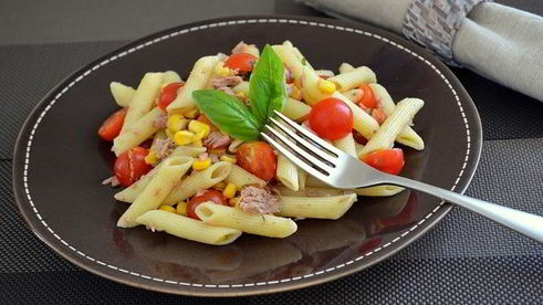 холодный салат с пастой и тунцом