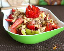 Летний фруктово-ягодный салат со сметаной и шоколадом