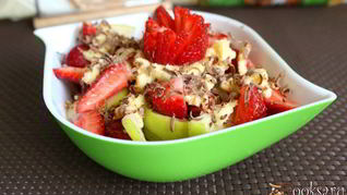 Летний фруктово-ягодный салат со сметаной и шоколадом