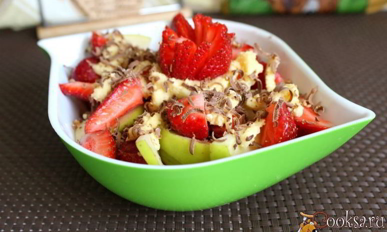 Рецепт летнего фруктово-ягодный салат со сметаной и шоколадом