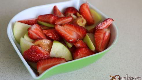 летний фруктово-ягодный салат со сметаной и шоколадом