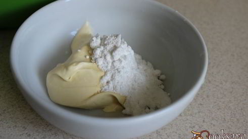 летний фруктово-ягодный салат со сметаной и шоколадом