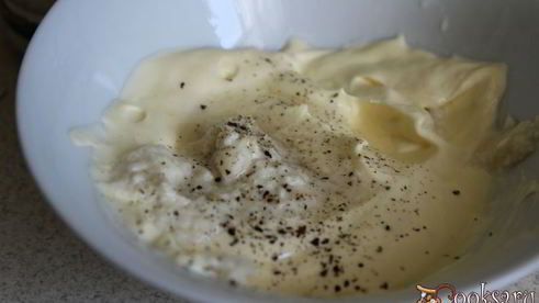 летний фруктово-ягодный салат со сметаной и шоколадом