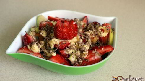 летний фруктово-ягодный салат со сметаной и шоколадом