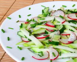 Летний салат с кольраби