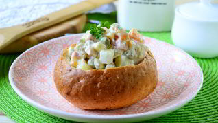 Булочки, фаршированные салатом Оливье