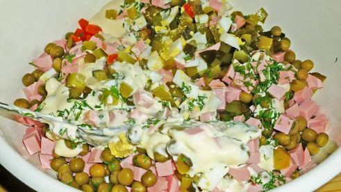 оливье классический с солеными огурцами