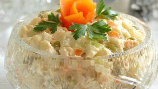 Оливье с кисло-сладкими яблоками