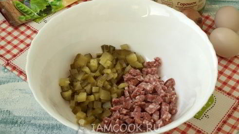 оливье с колбасой и корейской морковью