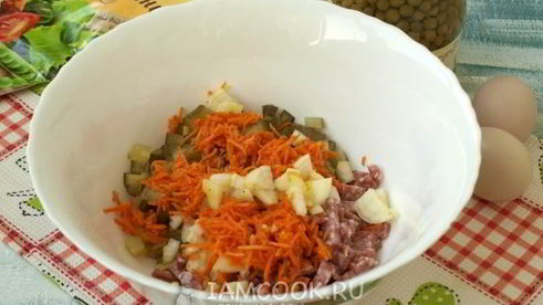 оливье с колбасой и корейской морковью