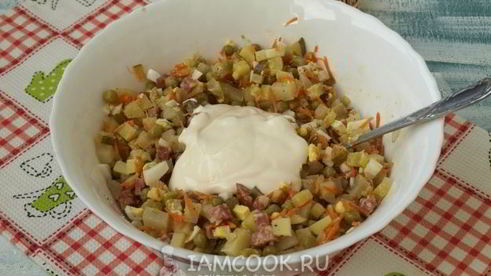 оливье с колбасой и корейской морковью