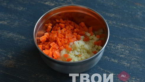 оливье с семгой и красной икрой