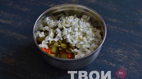 оливье с семгой и красной икрой