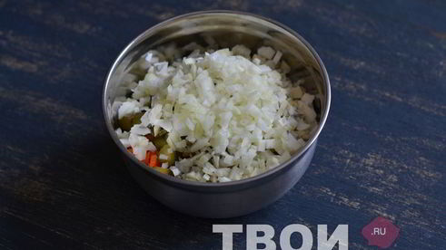 оливье с семгой и красной икрой