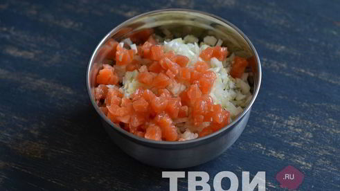 оливье с семгой и красной икрой