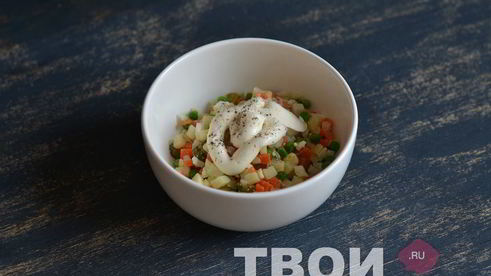 оливье с семгой и красной икрой