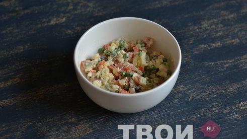 оливье с семгой и красной икрой