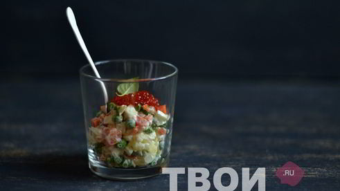 оливье с семгой и красной икрой