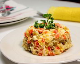 Салат Оливье с индейкой