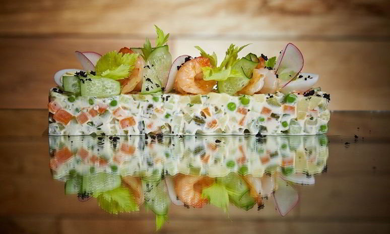 Рецепт салата оливье с креветками и зеленым тобико