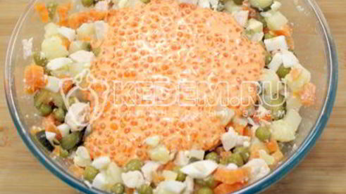 салат оливье с курицей и икорной закуской