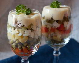 Салат Оливье с курицей под соусом айоли