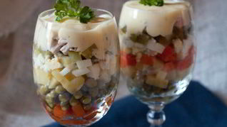 Салат Оливье с курицей под соусом айоли