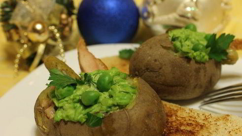 салат оливье в картофельных бочонках