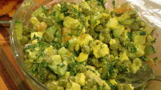 Вегетарианский оливье с жареным адыгейским сыром