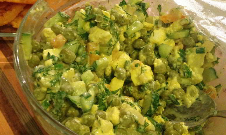 Рецепт вегетарианского оливье с жареным адыгейским сыром