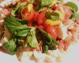 Овощной салат с моцареллой и хрустящей грудинкой