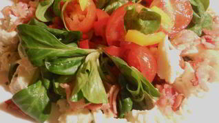 Овощной салат с моцареллой и хрустящей грудинкой