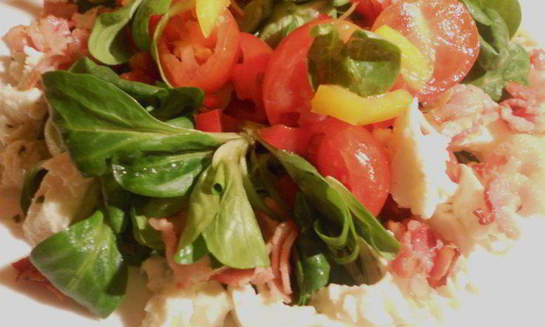 Рецепт овощного салата с моцареллой и хрустящей грудинкой