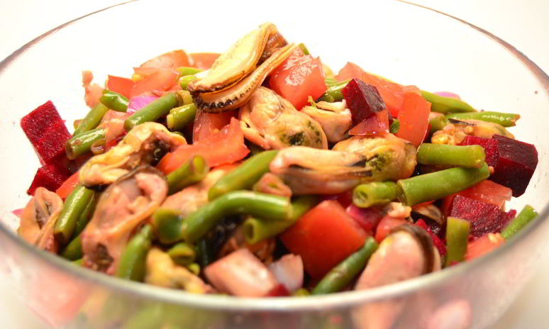 Рецепт овощного салата с мясом мидий