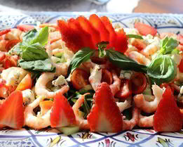 Праздничный салат с руколой, креветками и клубникой