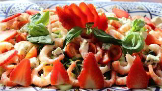 Праздничный салат с руколой, креветками и клубникой