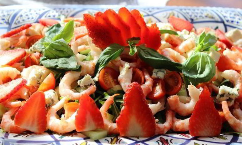 Рецепт праздничного салата с руколой, креветками и клубникой