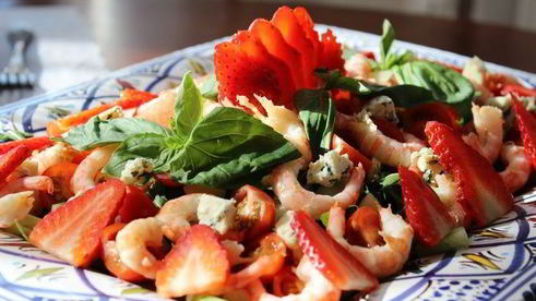 праздничный салат с руколой, креветками и клубникой