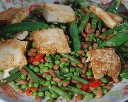 Салат из фасоли с жареным тофу