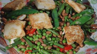 Салат из фасоли с жареным тофу