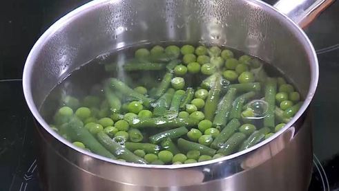 салат из фасоли с жареным тофу