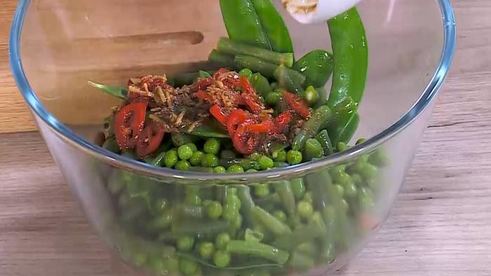 салат из фасоли с жареным тофу