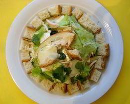 Салат из курицы с сухариками