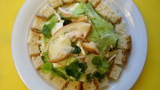 Салат из курицы с сухариками