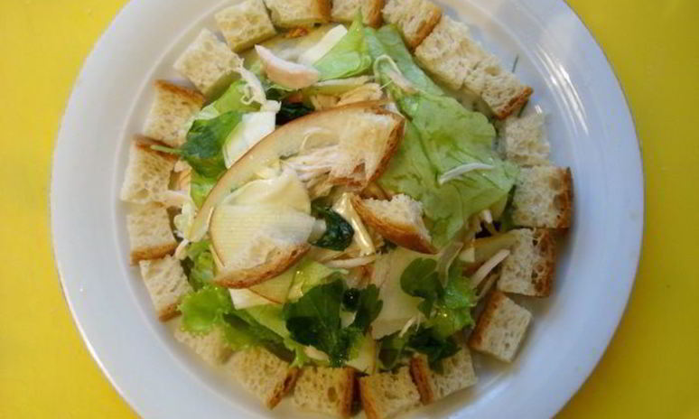 Рецепт салата из курицы с сухариками