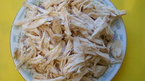 салат из курицы с сухариками