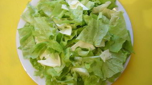 салат из курицы с сухариками