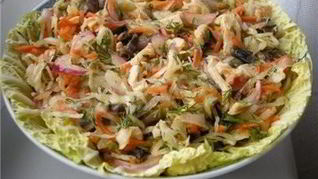 Салат из квашеной капусты и кальмаров