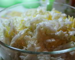 Салат из пекинской капусты с горгонзолой и болгарским перцем