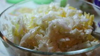 Салат из пекинской капусты с горгонзолой и болгарским перцем